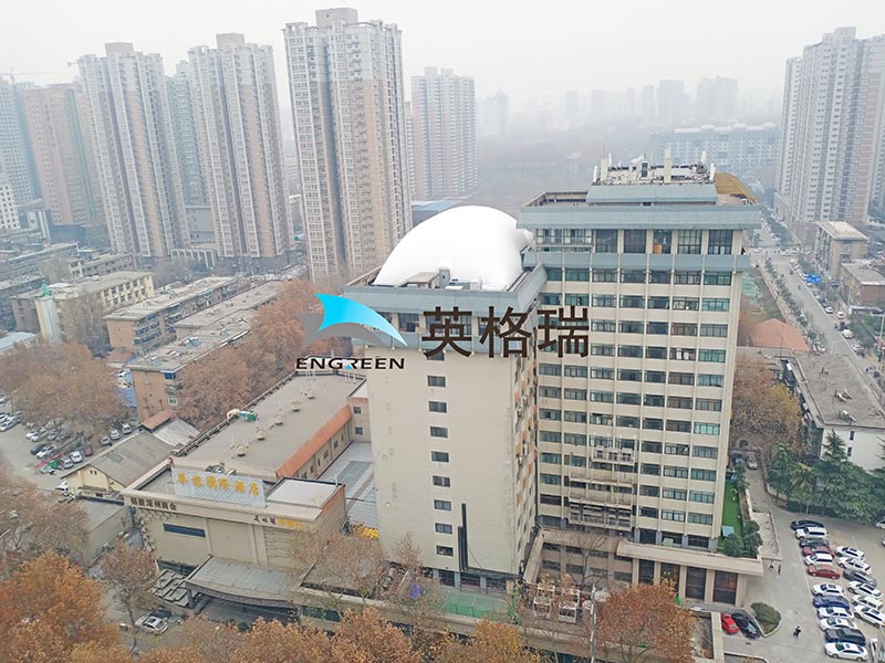 樓頂氣膜運(yùn)動空間吸引了不少人的目光和運(yùn)動熱情，提升了周邊區(qū)域的活力